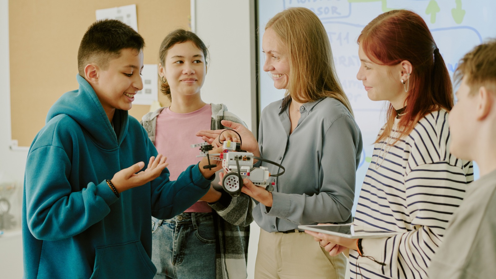 Foto af elever og en lærer med et praktisk projekt i hånden som illustration af epx, som bliver indført med den nye uddannelsesreform af gymnasieskolen.