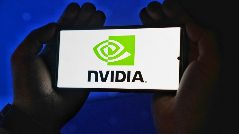 En skærm viser Nvidia-logoet, som er førende indenfor digitale løsninger.