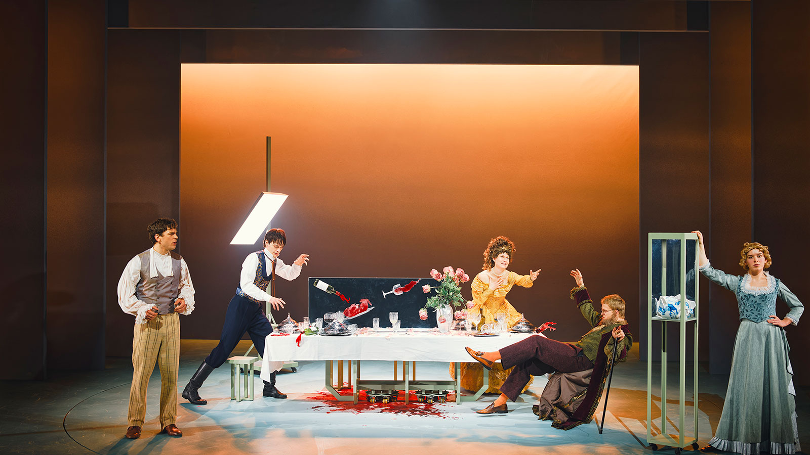 Foto af tableau-lignende scene med skuespillerne i Idioten.