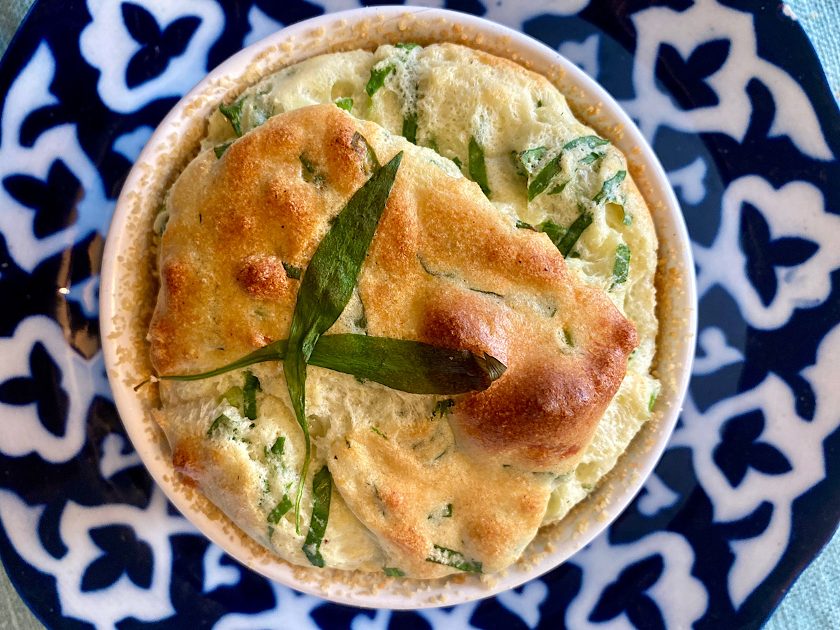 Soufflè med béchamel og ramsløg