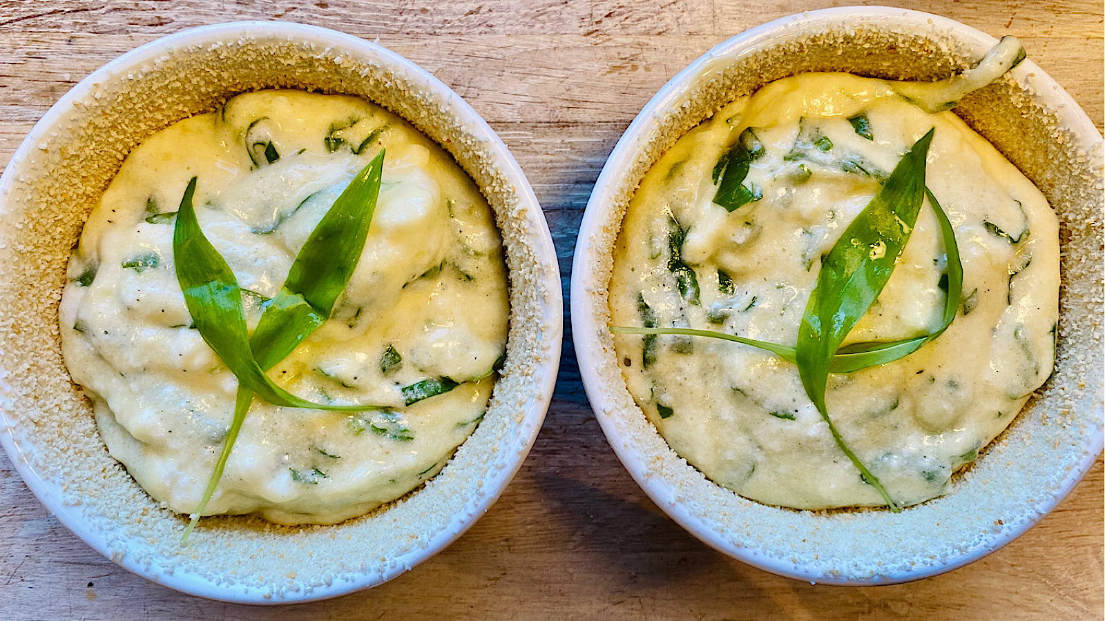 Soufflé af ramsløg og béchamelsauce