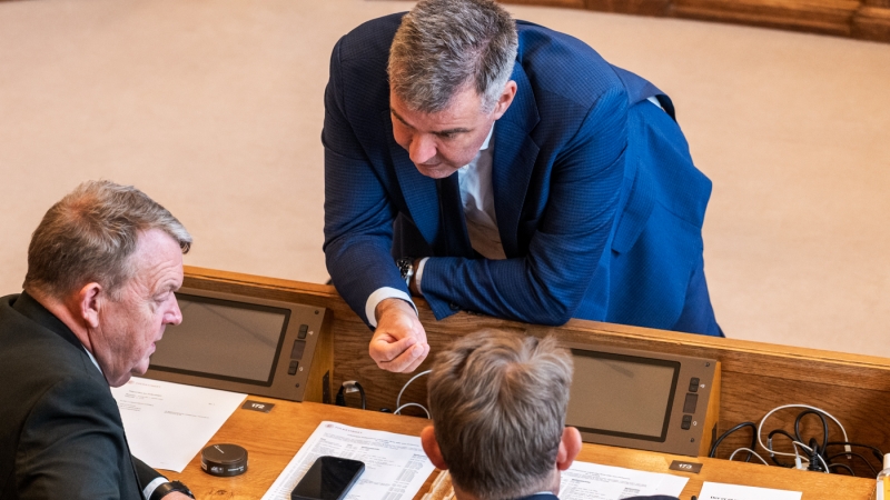 Lars Aagaard Møller i samtale med regeringsfæller i folketinget. Efter blå bloks kritik af ham kommer overvågningsforslaget, fremsat af Hummelgaard.