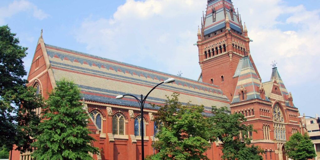 Harvard University ryger nu ud i en retssag til mod Trump-regeringen. Denne gang om tildelingen af visa til internationale studerende. Regeringen nægter at tildele både kommende og nuværende internationale studerende visa. Sagen kan blive svær at vinde for det prestigefyldte universitet, da visa hører under regeringen, skriver Annegrethe Rasmussen. Foto: Wikimedia Commons, Chensiyuan.