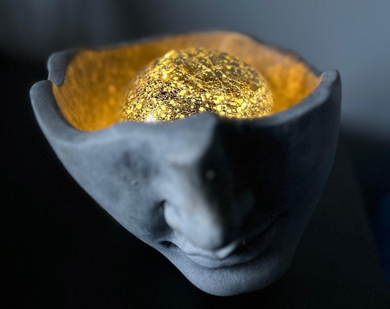 En billede af en person med åbent vue til hjernen.