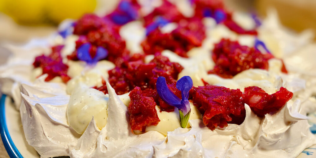 Pavlova med smørsyltede rabarber