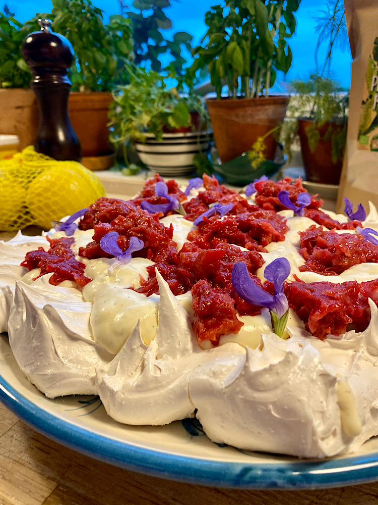 Den færdige Pavlova er farverig og indbydende