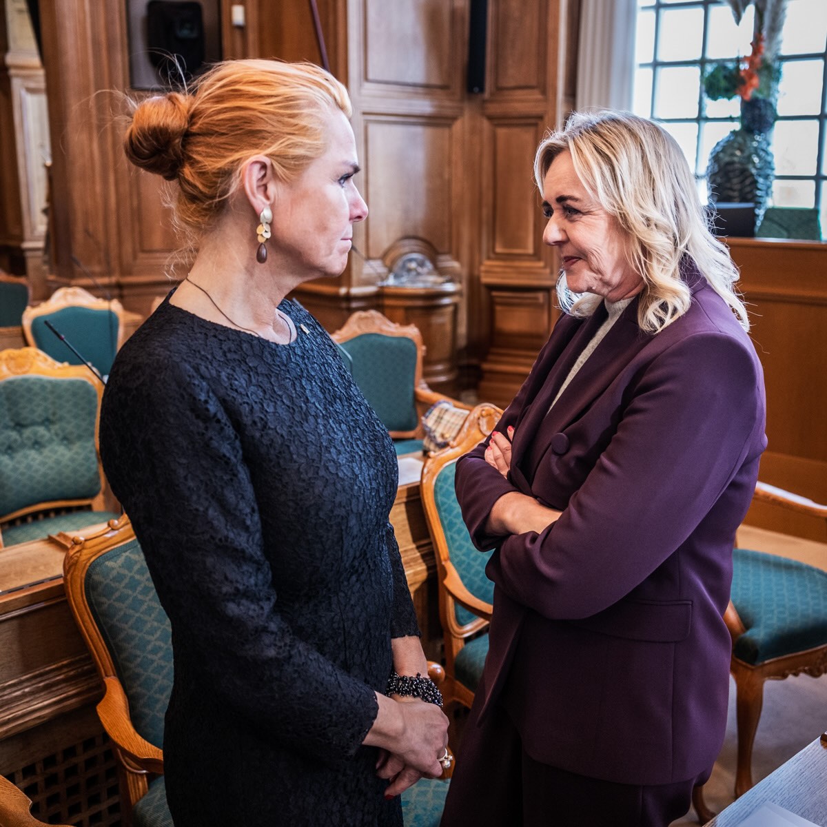 Inger Støjberg og Mona Juul fra de konservative i Folketinget