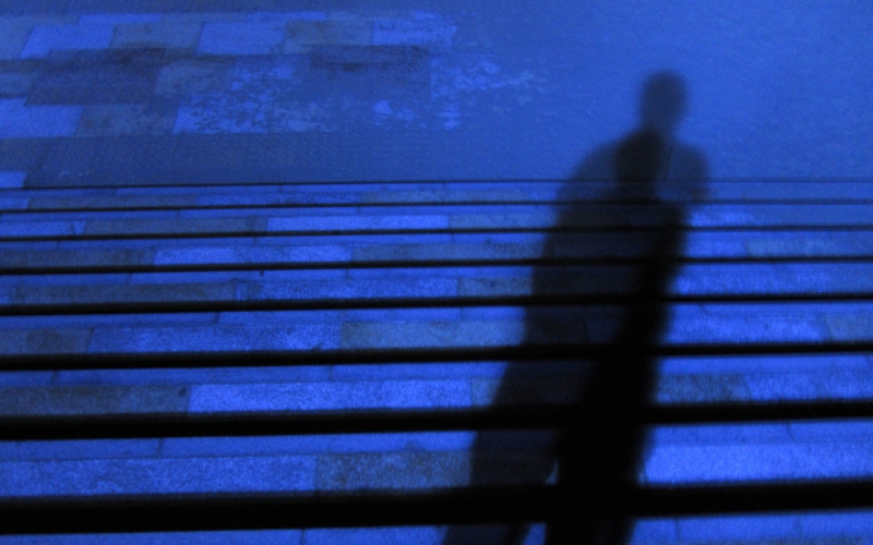 En fotoillustration af en person, der udfører stalking.