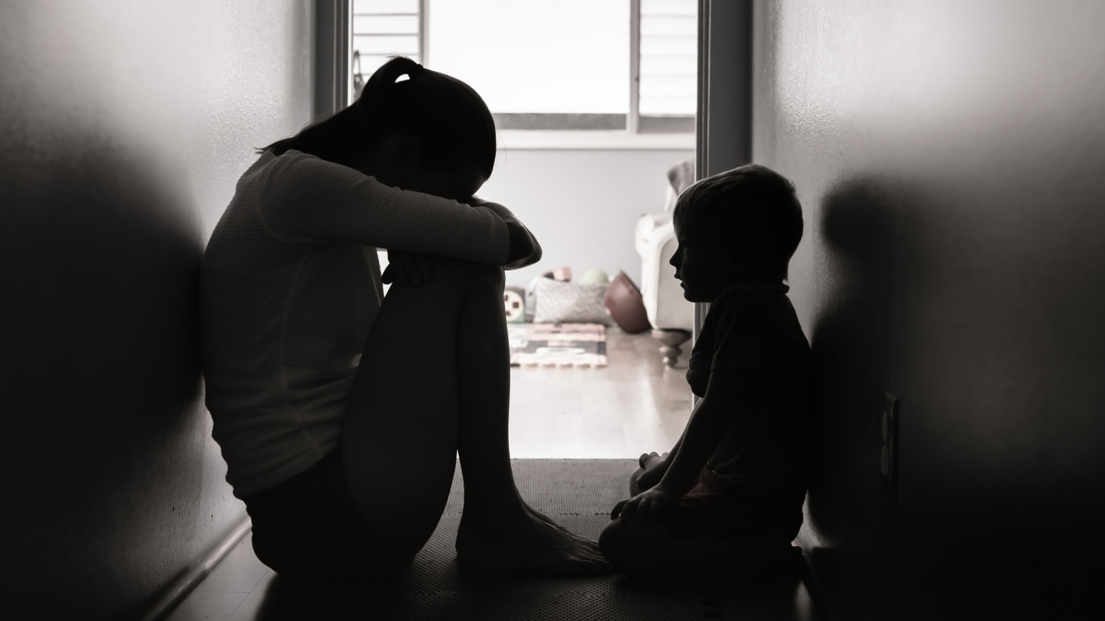 Foto af nedtrykt mor og afventende barn. Vold mod kvinder kan eskalere og føre til at kvinden bliver slået ihjel.