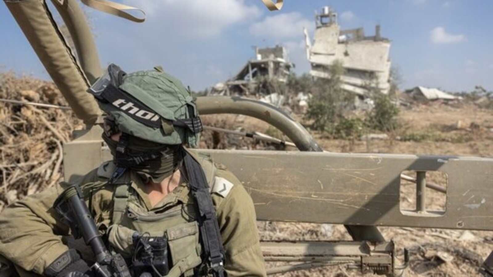Foto af en soldat og kampvogn fra Israel i forbindelse med konflikten i Gaza.