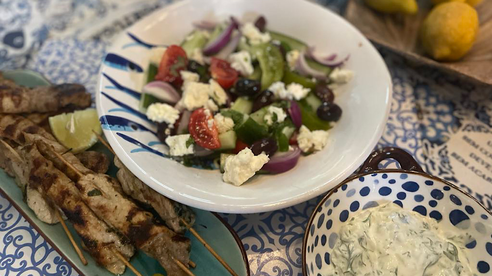 En god græsk salat og tzatziki som tilbehør til grillspyd