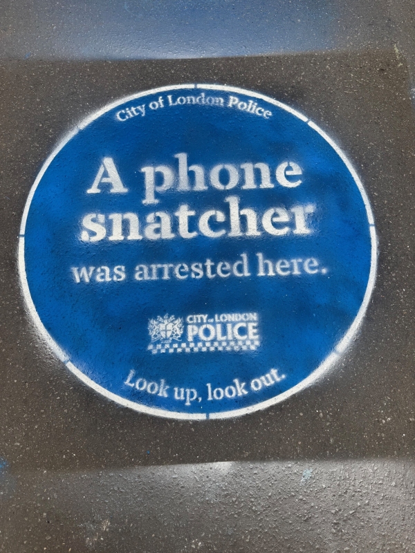 Foto af politiets advarselsmarkering i asfalten i London.