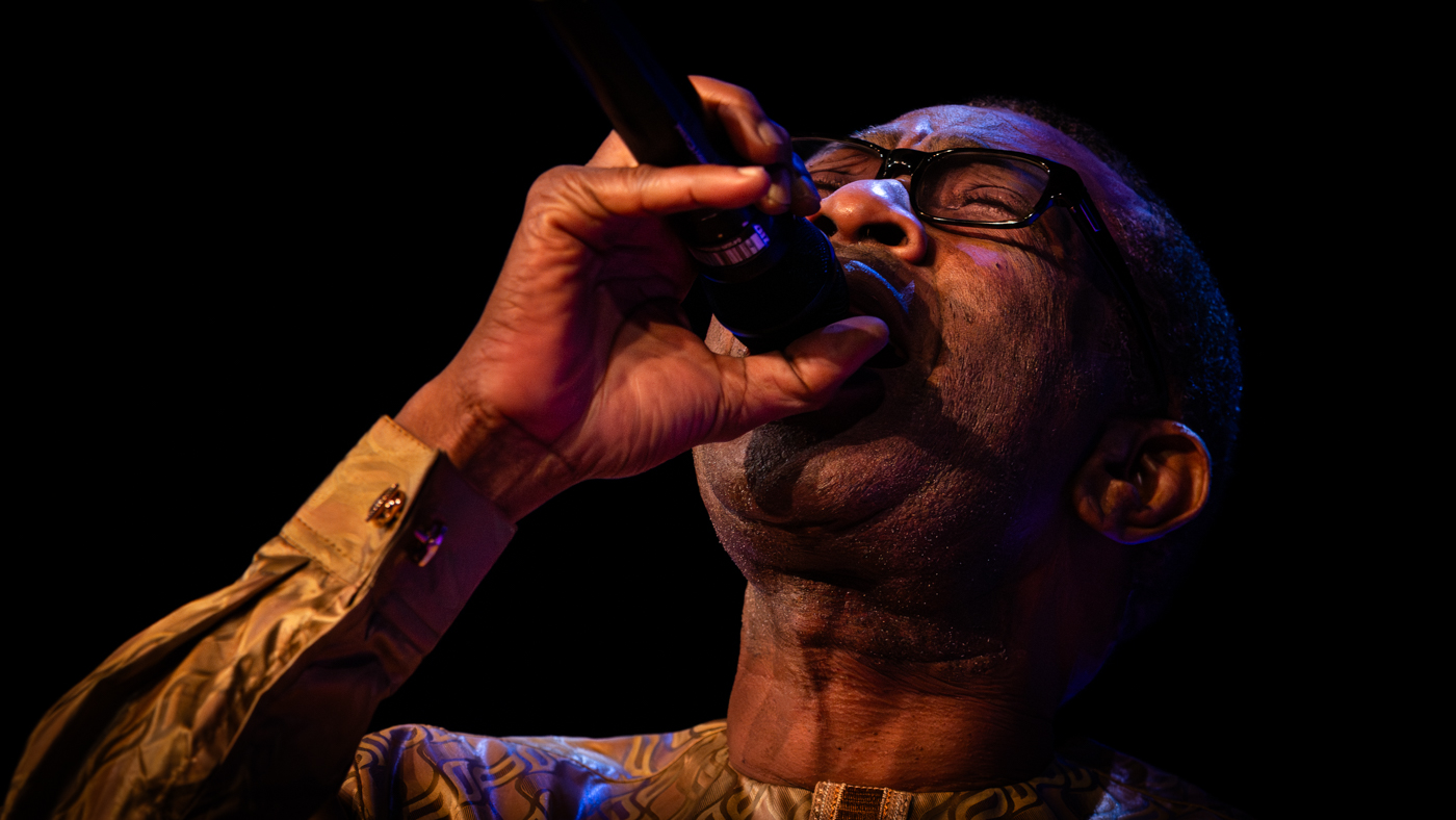 Youssou N’Dour synger med følelse.