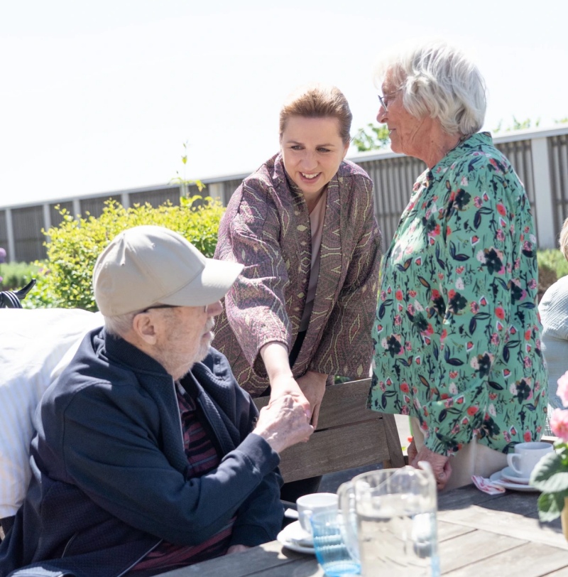 Foto af statsminister Mette Frederiksen på besøg på et plejehjem.