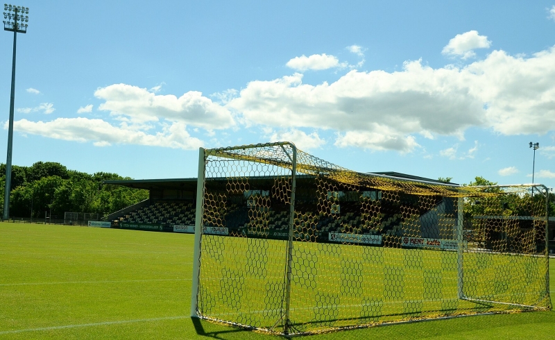 Tingsbjerg Idrætsparks mål og tribuner i baggrunden.