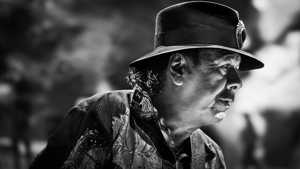 Close-up foto af Santana med hat