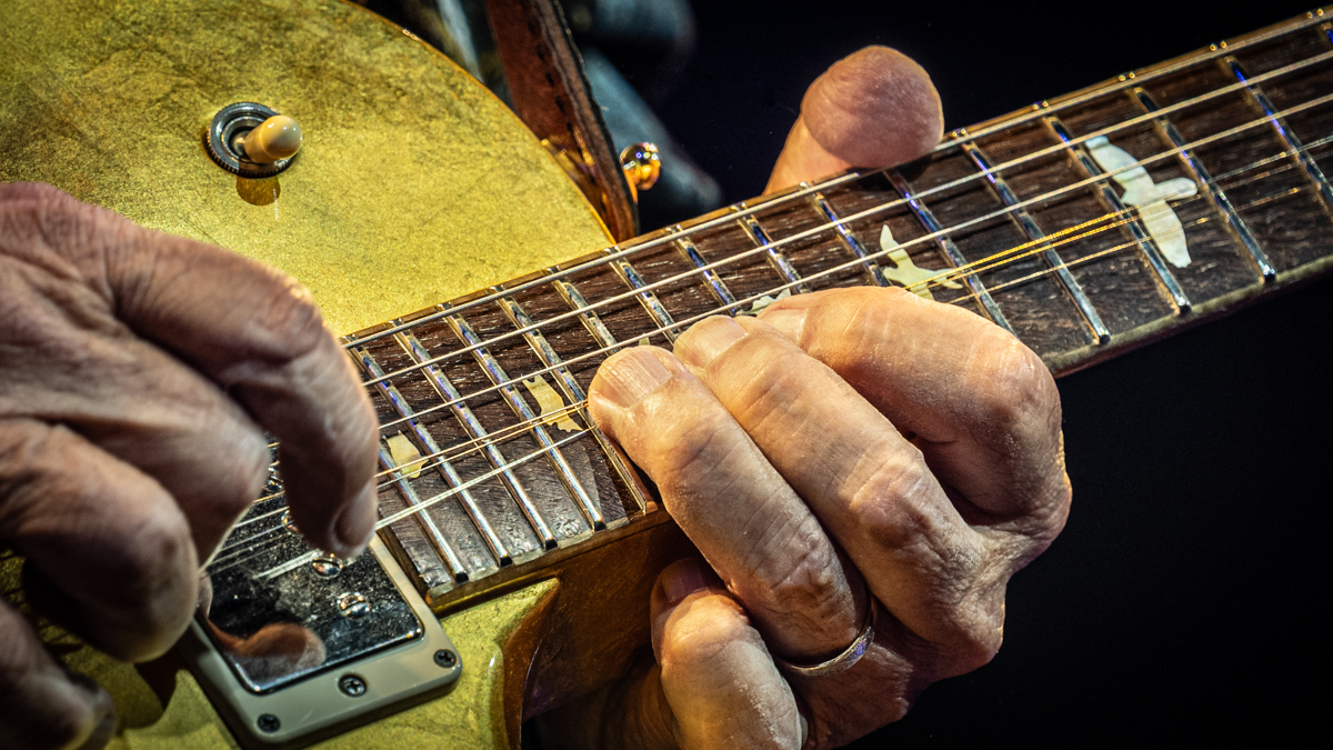 Close up af Santanas fingre på guitaren.