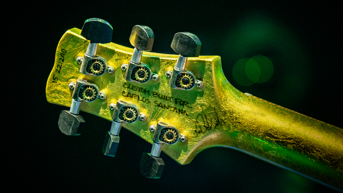 Close up af Santana guitar med signaturer.