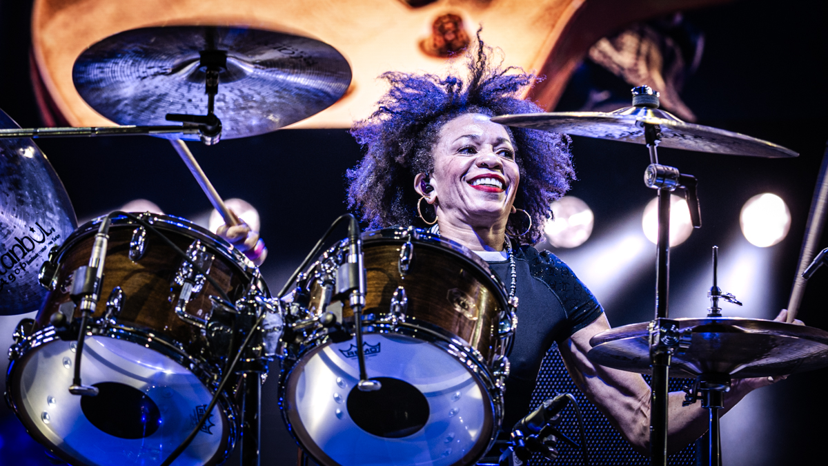 Cindy Blackman Santana på trommer