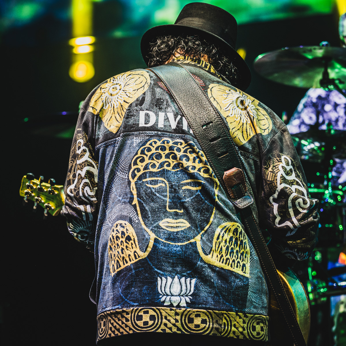 Santana set bagfra, hvor der på hans jakke står Divine.