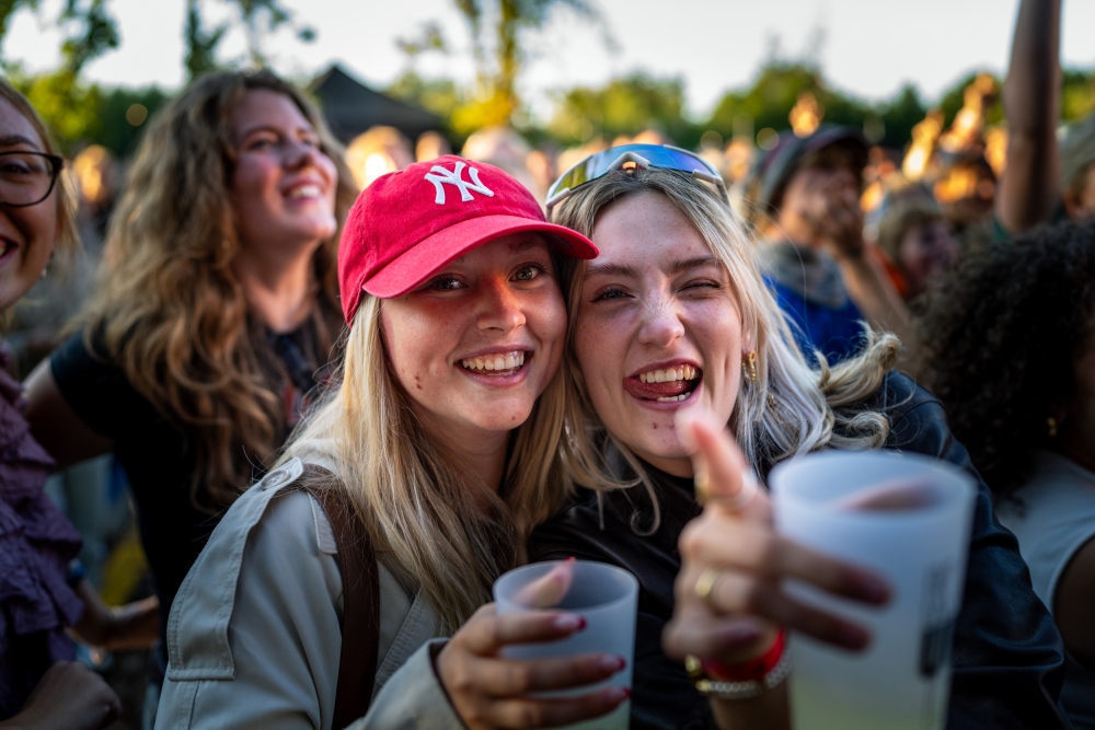 To unge kvinder griner.