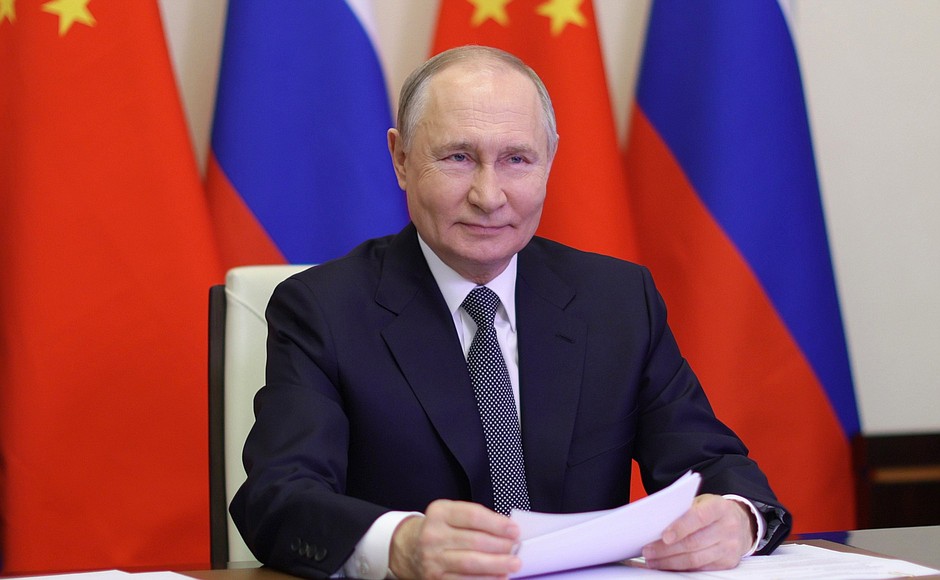 Foto af Putin foran russiske flag.