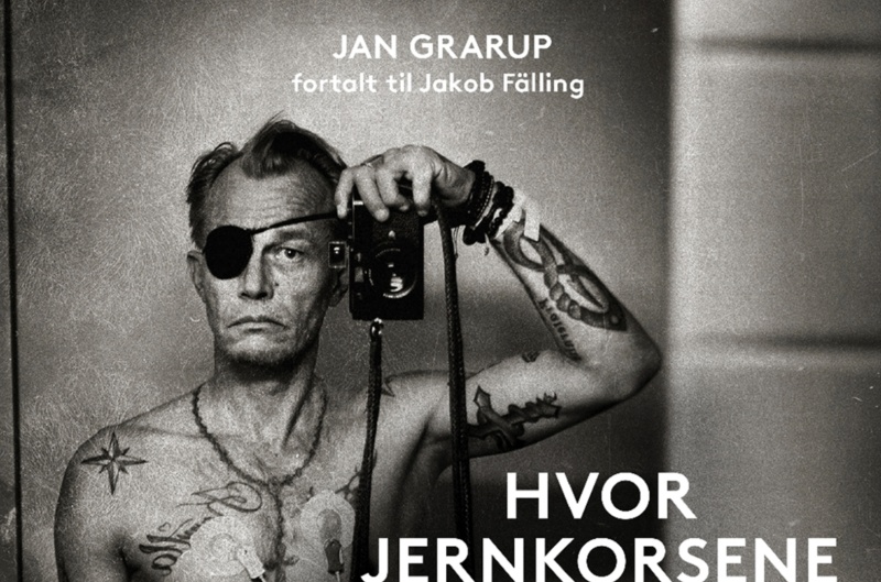 Forsiden af Grarups bog viser Grarup i bar overkrop (de lavtsiddende bukser er ikke vist i dette udsnit af fotoet).