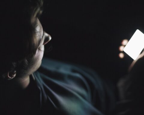 Ensomhed på de sociale medier: Sådan føles det at scrolle sig selv væk