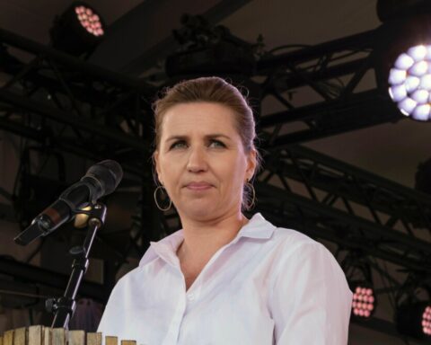 Bag sit røgslør fastholder Mette Frederiksen Israel-venlig kurs