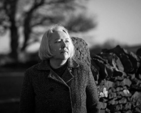 Susanna Clarke skriver fortryllende om andre verdener i mystisk grooming-fortælling