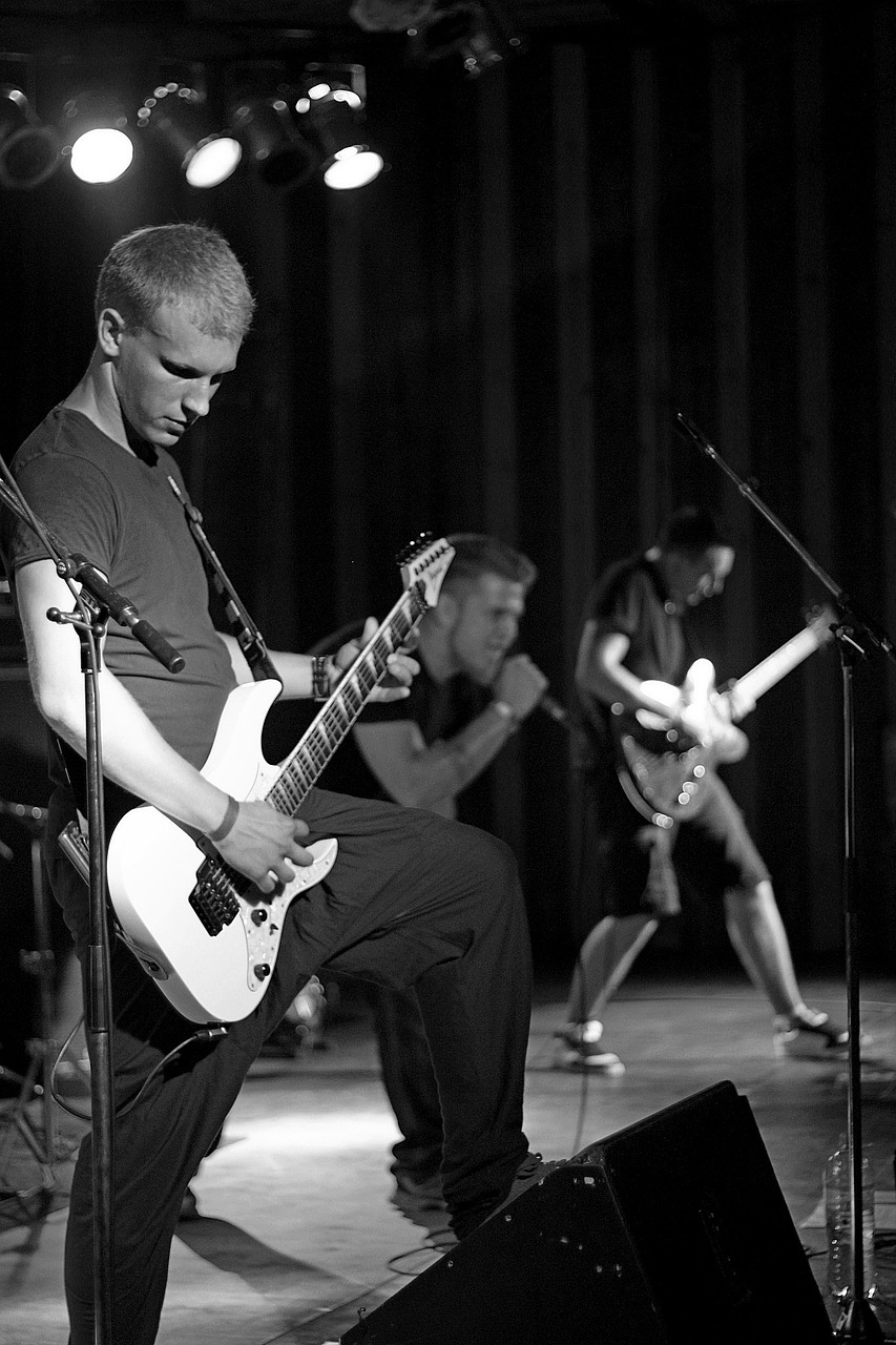 Foto af unge rytmiske musikere