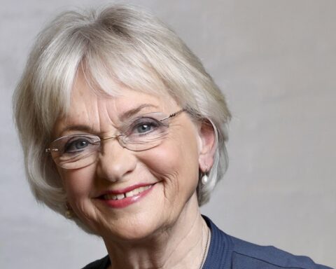 Ny selvbiografi: “Aldrig bøje nakken, Pia”