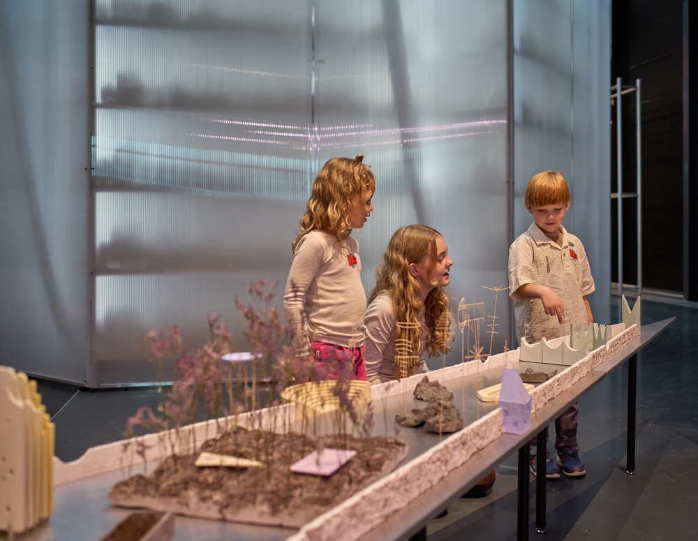 Børn besøger udstillingen Age of Nature på DAC, Dansk Arkitektur Center.