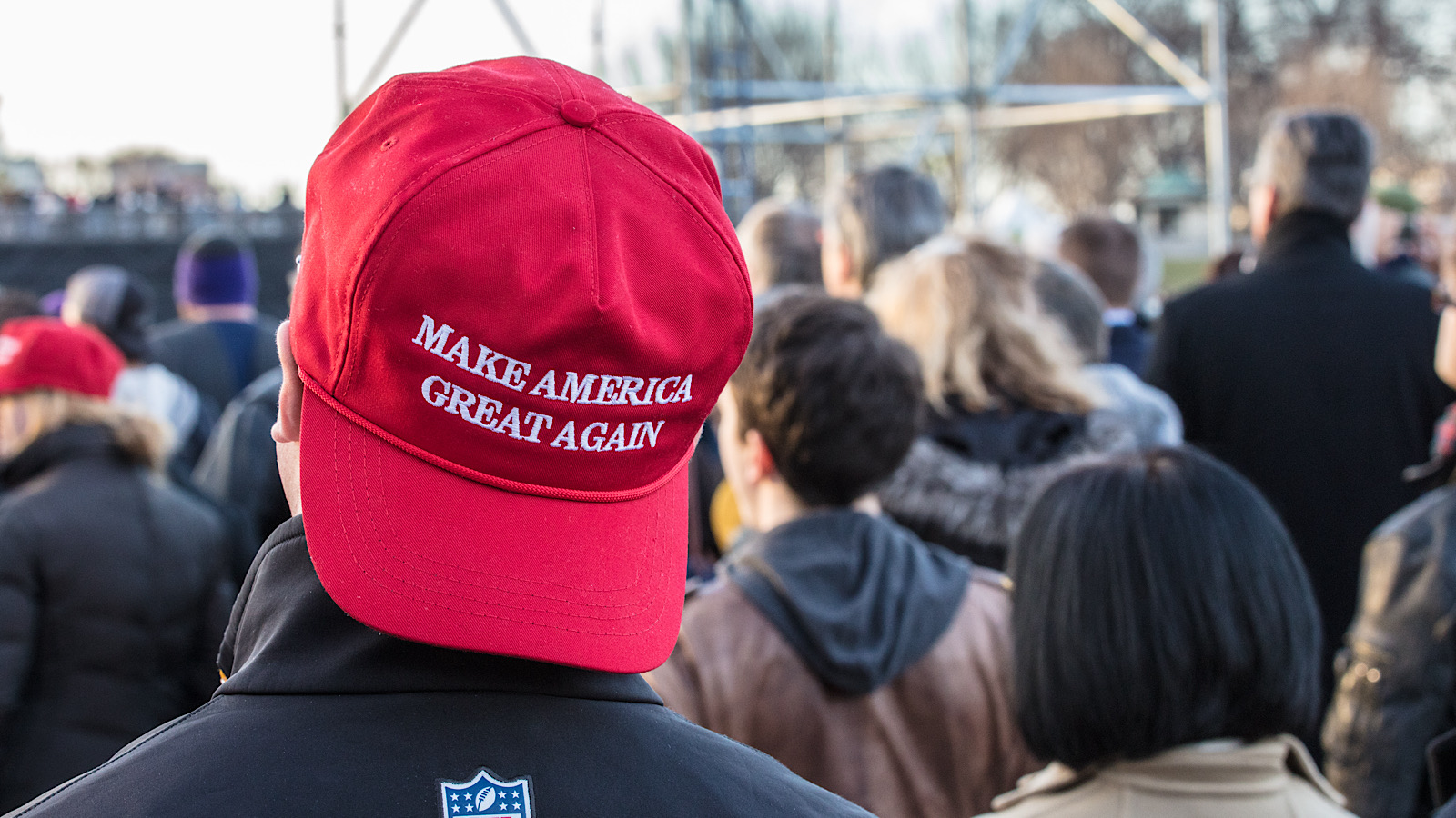 Person med rød MAGA-hat