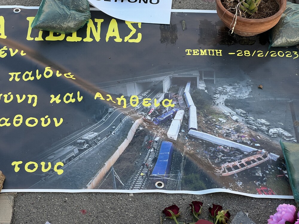 togulykke Tempe græsk far sultestrejker for at finde ud af hvad der dræbte sønnen. Var der sprængstoffer ombord som foråsagende eksplosionerne.