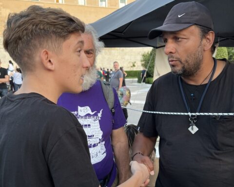 Togulykken i Tempe martrer de efterladte: En far sultestrejker foran parlamentet for at få svar