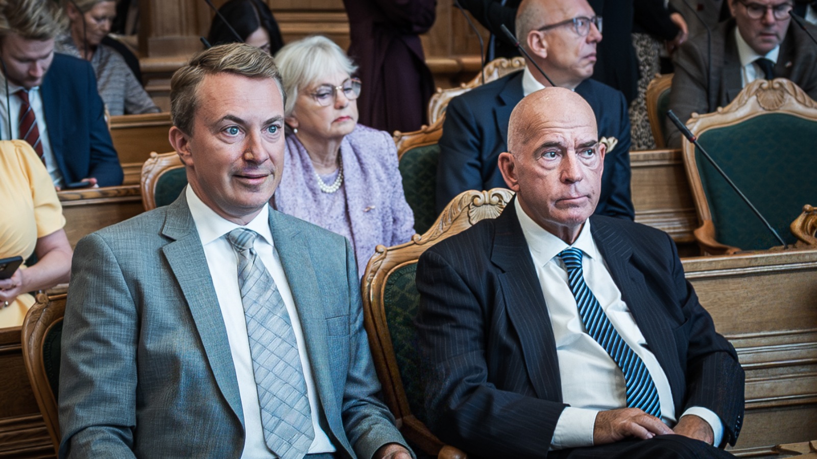 Morten Messerschmidt fotograferet i Folketinget - med Pia Kjærsgaard og Søren Espersen.