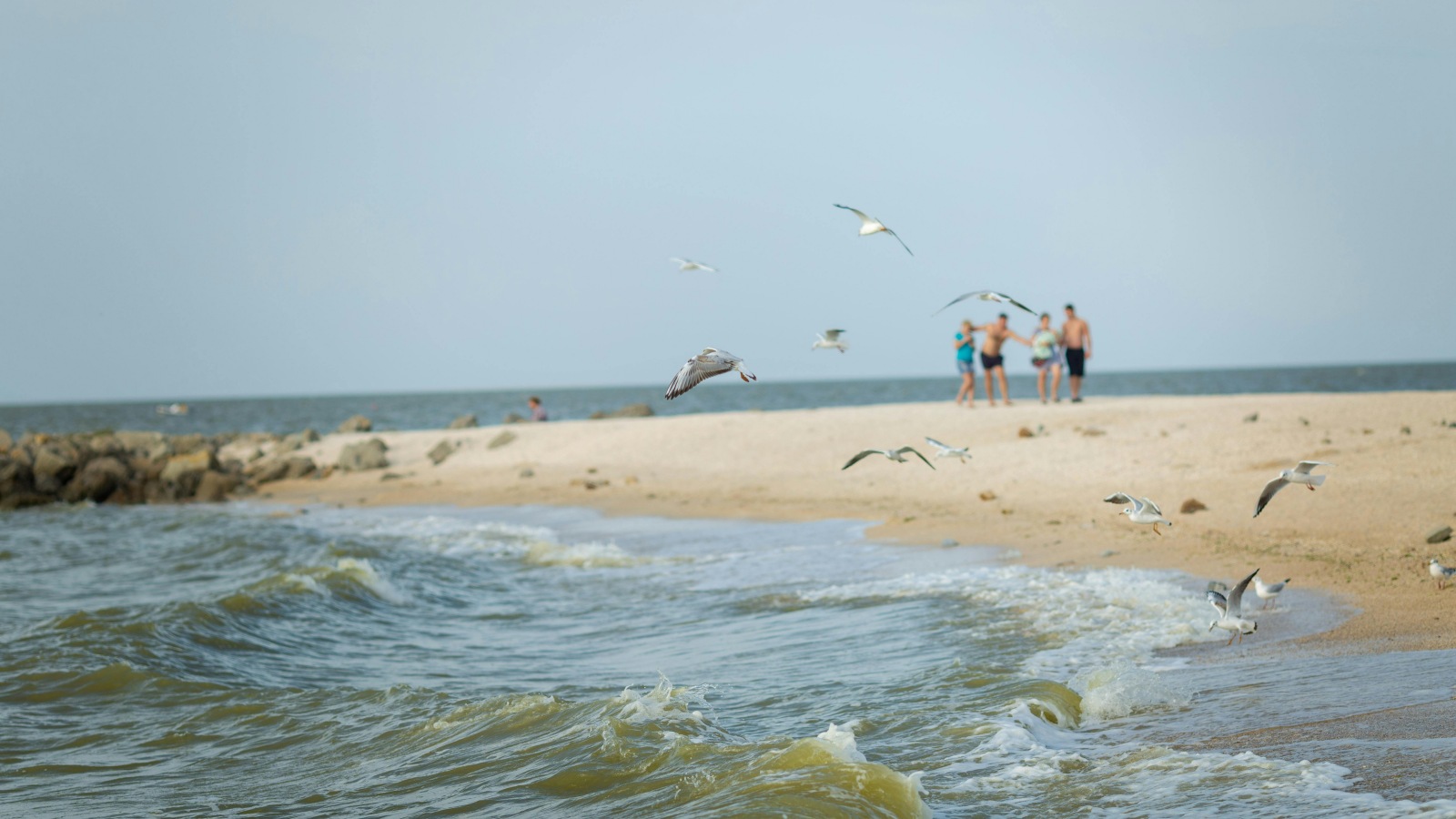En strand og en familie, der måske undlader at rejse pga. klimakrisen.