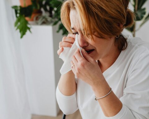 Økonomisk partnervold – en nødvendig bog om den form overgreb, vi stadig overser