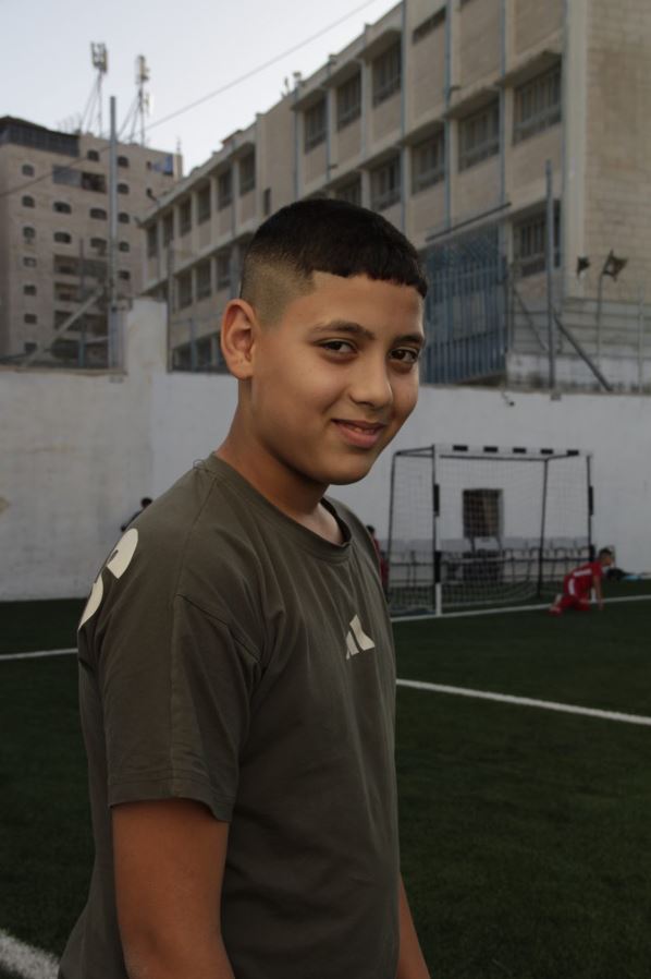 Vestbredden: Israel lukker UNWRA's skoler. Børn samles på fodboldbaner