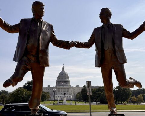 Epstein og Trump foran Capitol Hill - statuer