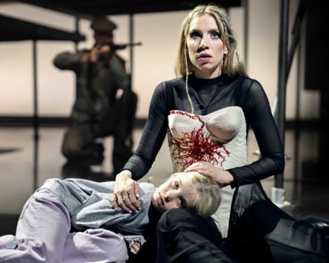 Emma Sehested Høeg er mesterlig i ‘Bambi er tilbage’