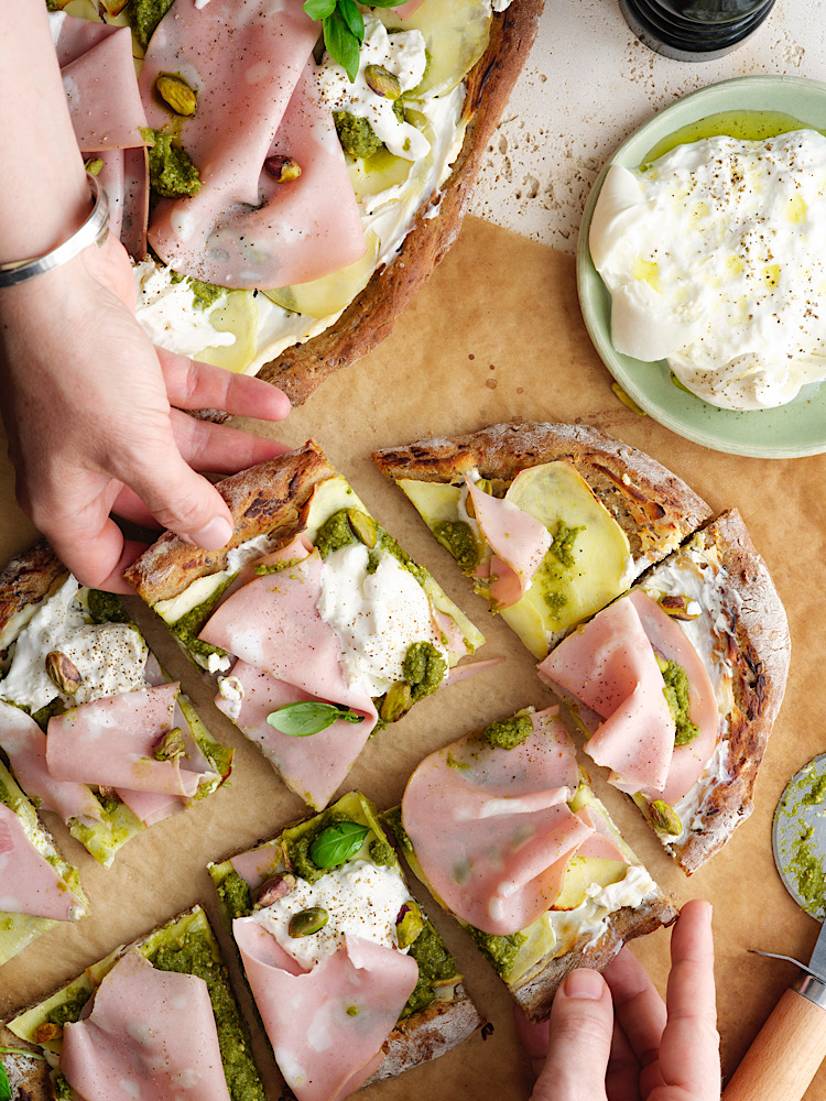 Pinsa - en variation af pizza - lavet på bl.a. rugbrød