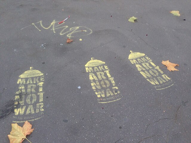 10 år efter terror attentater i Paris på Stade de France, Bataclan og cafeer.
