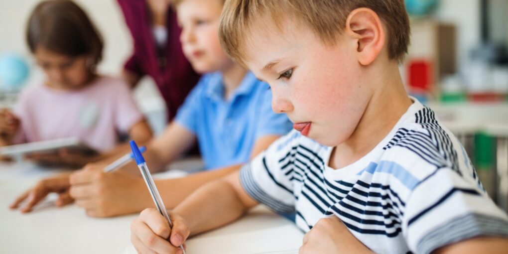 Et barn, der måske går folkeskolens første klasse, hvor screening for høj begavelse finder sted i Danmark.