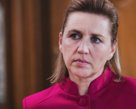 Mette Frederiksen hæver stemmen – mens vælgerne går hver sin vej op til kommunalvalget