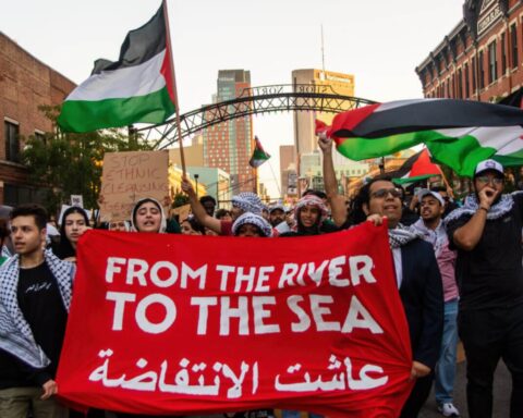 Protest som identitet: Når politiske paroler bliver personlige pejlemærker