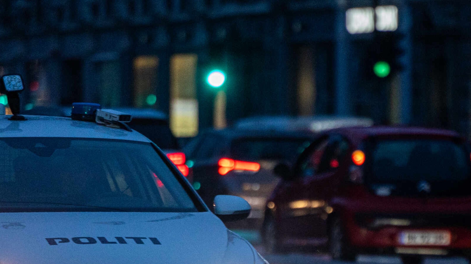 Politivogn på patrulje om aftenen.