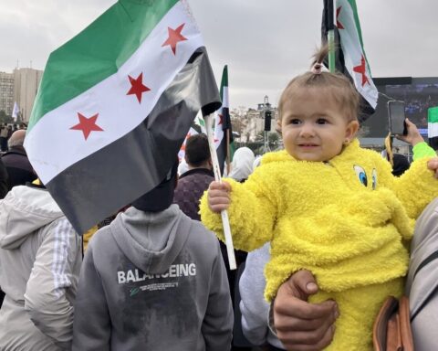 Et år uden Assad: løfterne om en bedre fremtid udløser jubelbrøl på Umayyadepladsen