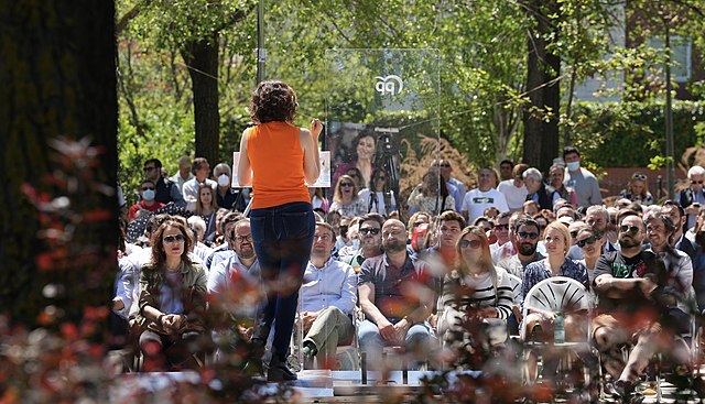 Isabel Diaz Ayuso har folkelig opbakning. Hun trækker mod højre, og er en populær leder i et af Europas borgerlige partier. 
